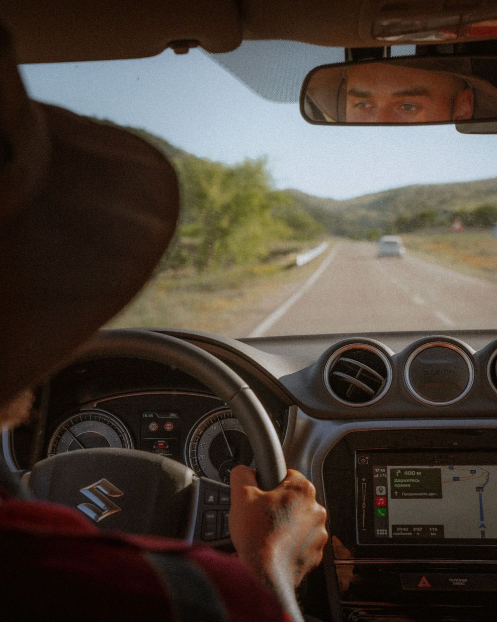 Conducteur au volant vu depuis le siège arrière